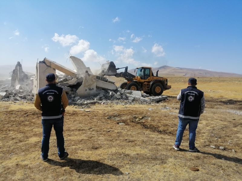 Van’da göçmenlerin saklandığı 5 ‘şok ev’ yıkıldı