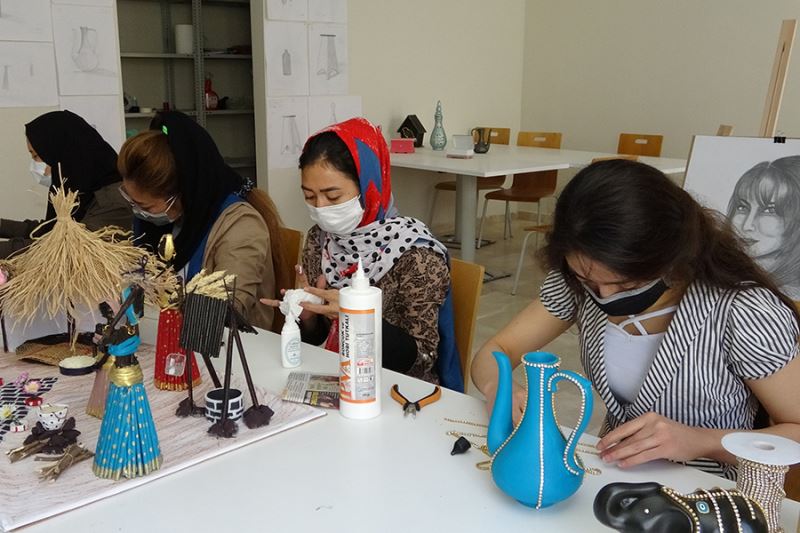 Afgan 3 kız kardeş Van geri gönderme merkezinde el sanatı yapıyor