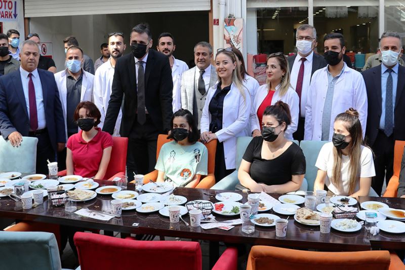 Van’da özel gereksinimli çocukla kahvaltı