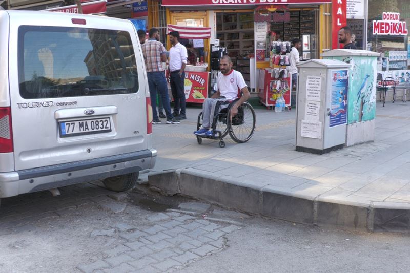 Van’ın İpekyolu ilçesindeki engelli rampaları sorun olmaya devam ediyor