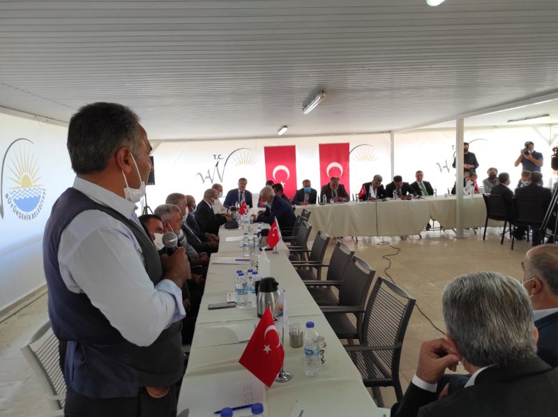 Van Valisi ve Büyükşehir Belediye Başkan Vekili Mehmet Emin Bilmez, Gevaş muhtarlarıyla bir araya geldi