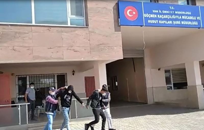 Düzensiz göçmenleri zorla tutan 3 İranlı tutuklandı