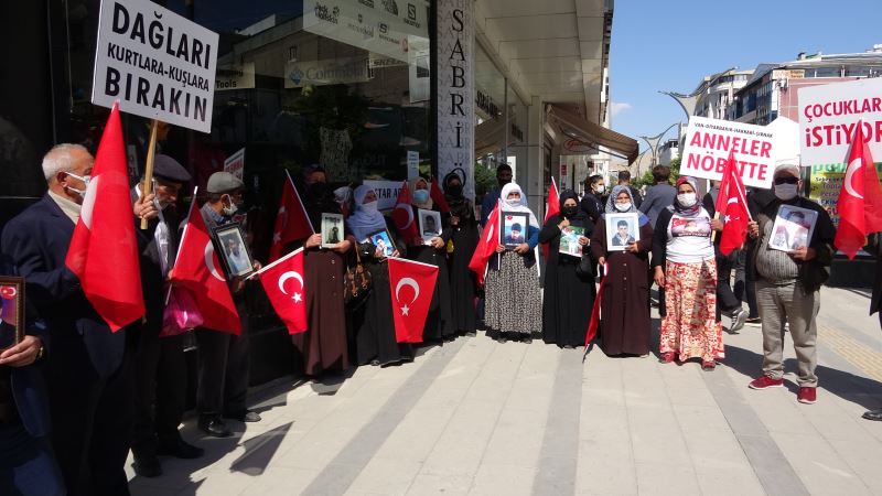 Kanser hastası Vanlı anne, PKK’nın kaçırdığı evladı için tedavisini aksattı