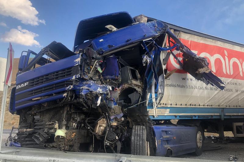 Başkale’de kamyonla tır çarpıştı 2 yaralı