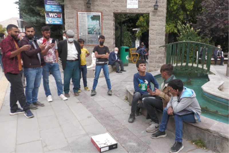 Darbuka çalarak okul harçlıklarını çıkarıyorlar