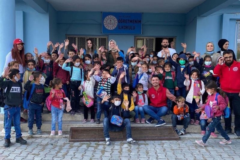 Eğitim gönüllülerinden yüzleri gülümseten hareket