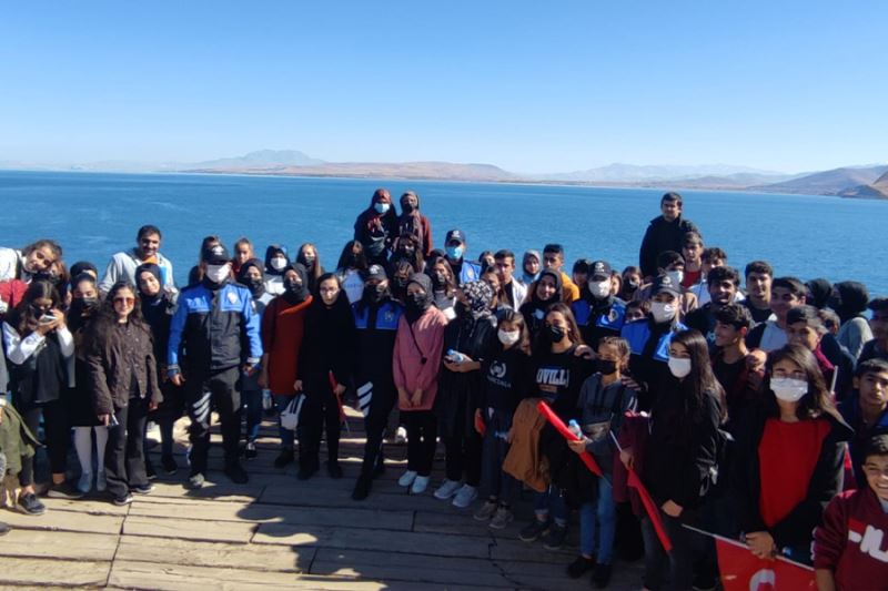 Erciş ve Tuşba’daki öğrenciler Akdamar Adası’nı gezdi