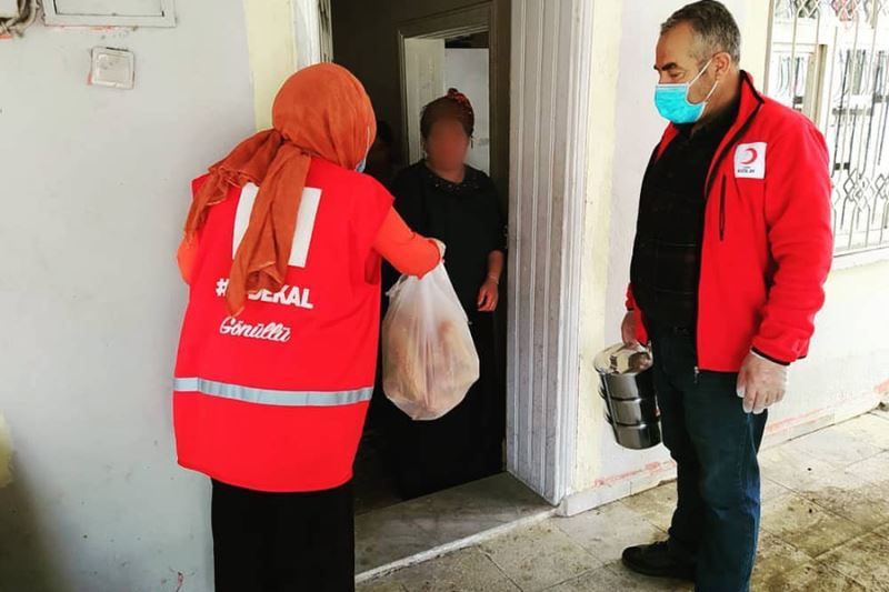 Kızılay ekipleri kapı kapı dolaşarak sıcak yemek dağıtıyor