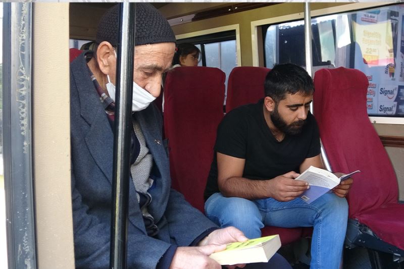 Minibüs şoförü kitap sevgisini yolcularına aşılıyor