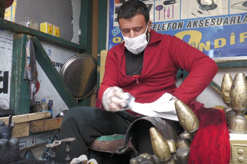 Vanlı ayakkabı boyacılarının tek isteği sıcak bir yer