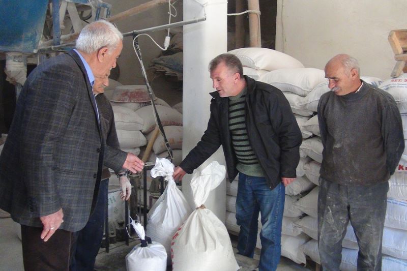 Baba yadigarı değirmencilik mesleğini oğluyla sürdürüyor