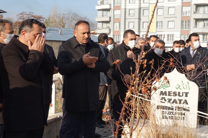 Erciş depreminde ölen 76 öğretmen, mezarları başında anıldı