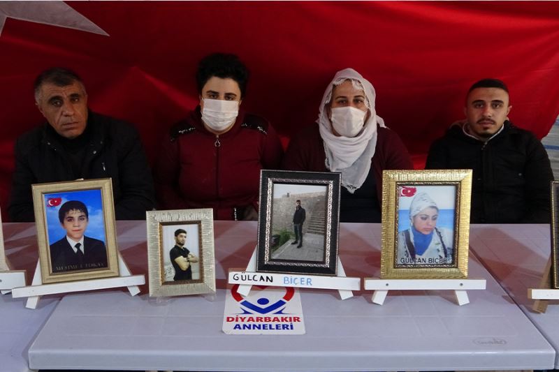 HDP önünde ailece evlatlarının yolunu gözlüyorlar