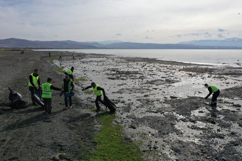 Metrelerce geri çekilen Van Gölü sahilinde 40 ton çöp toplandı