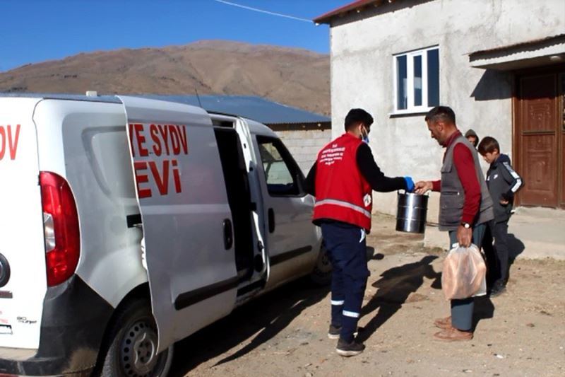 Muradiye’de ihtiyaç sahibi ailelere sıcak yemek