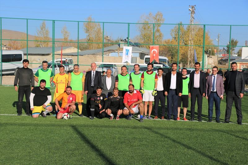 Tuşba Belediyesi tamamladığı semt  sahalarının açılışını yapıyor