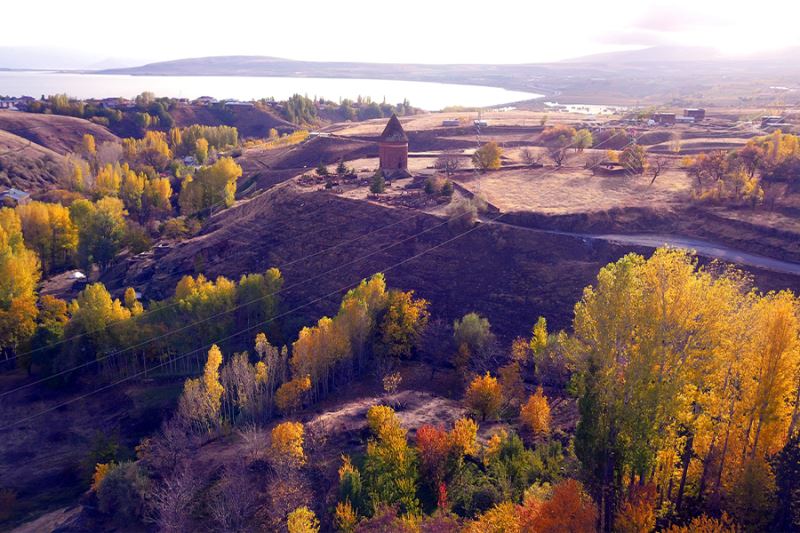 Tarihi şehir Ahlat’ta sonbahar manzaraları görenleri mest etti