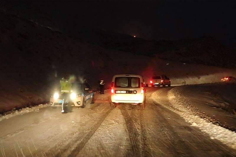 Van-Bahçesaray yolunda kar yağışı sürücülere zor anlar yaşattı