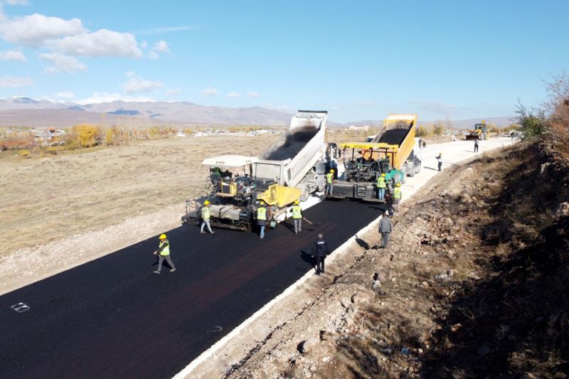 Van Büyükşehir Belediyesi yolları asfaltlamaya devam ediyor