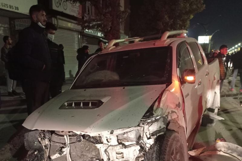 Van’da sıkışmalı trafik kazası 2 yaralı