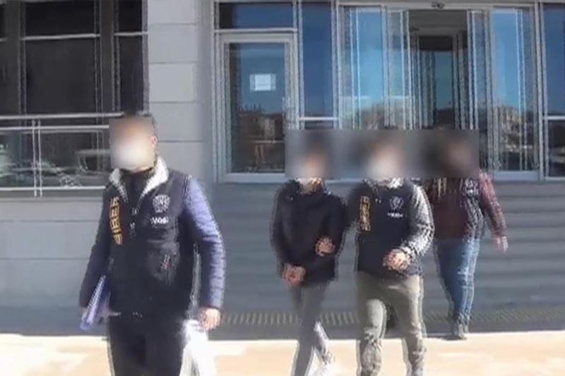 Bankada parayı çeken dolandırıcılar suçüstü yakalandı