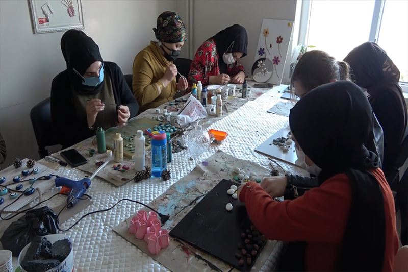 Elleri boyalı kadınlardan aile ekonomisine katkı