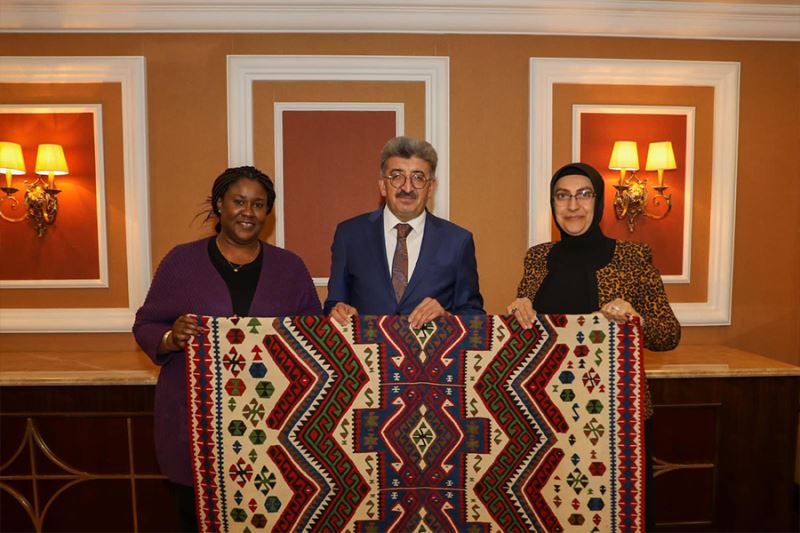 Gana Büyükelçisi Van Büyükşehir Belediyesinin kursiyerleriyle bir araya geldi