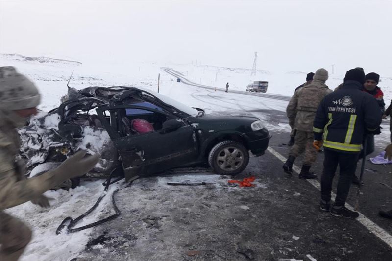 Minibüsle otomobil çarpıştı 1 ölü, 3 yaralı