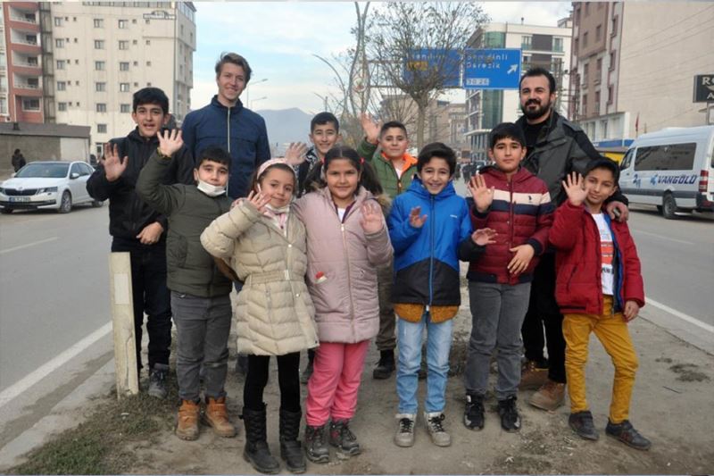 Yüksekovalı çocuklardan İsviçreli turiste İngilizce tanıtım