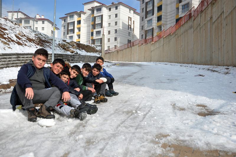 Yüksekovalı çocukların kayma keyfi