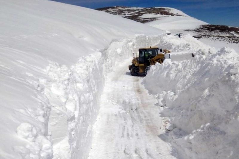 Bahçesaray’da 6 metre karda ekiplerin zorlu mücadelesi