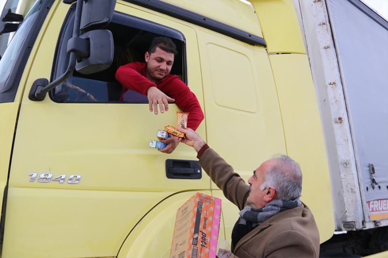 Belediyeden yolda kalan şoförlere kek ve meyve suyu ikramı
