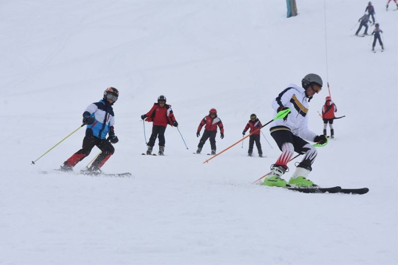 Bitlis’te geleceğin kayakçıları yetişiyor