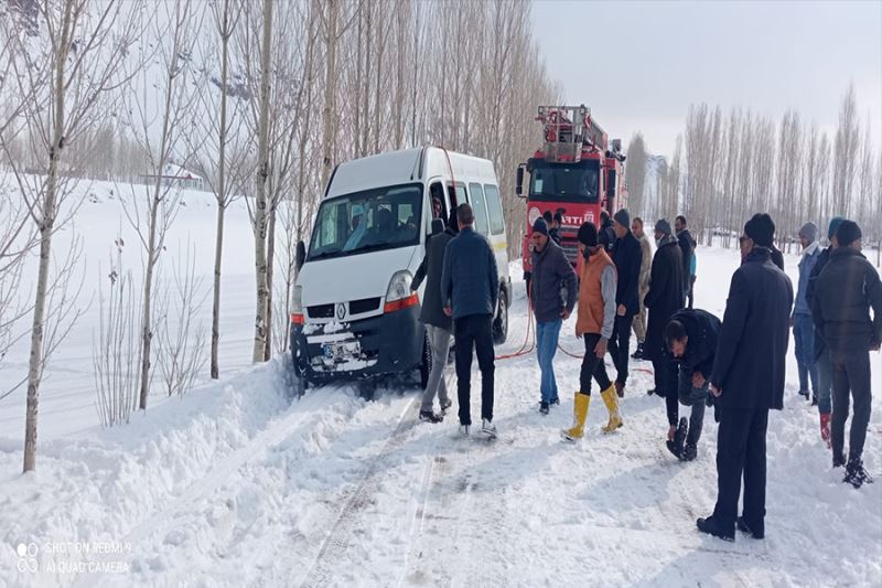 Buzlanma nedeniyle yoldan çıkan minibüs kurtarıldı