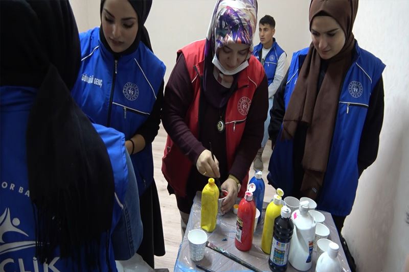 Dezavantajlı okulların kütüphaneleri gençlerle renkleniyor