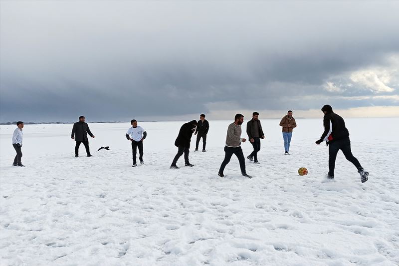 Donan Arin Gölü üzerinde futbol keyfi