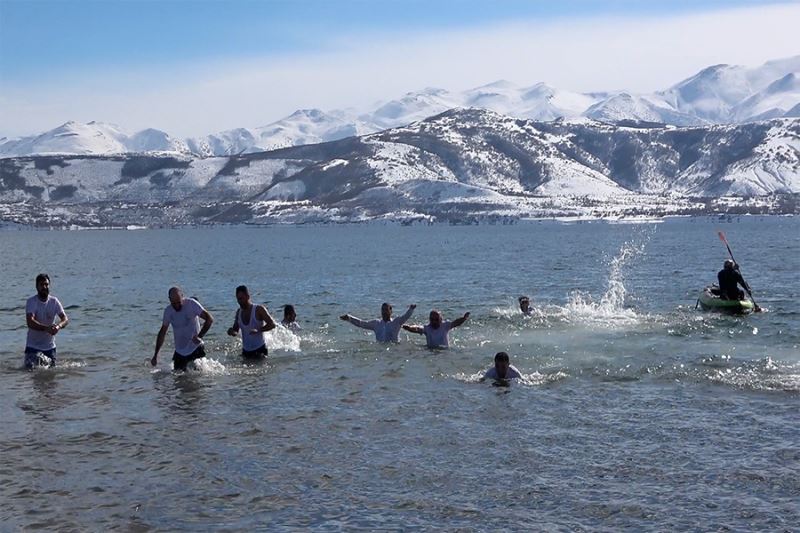 Dondurucu soğukta Van Gölü’nde yüzdüler