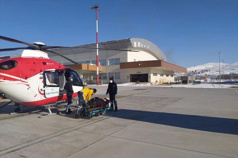 Düşük tehlikesi olan kadın ambulans helikopterle sevk edildi