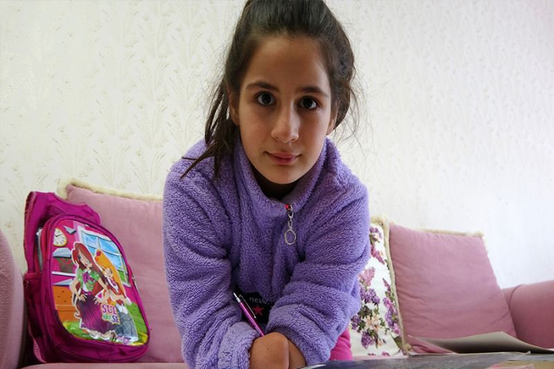 “Ellerim okumama engel olmayacak” diyen küçük Rabia uzanacak yardım elini bekliyor