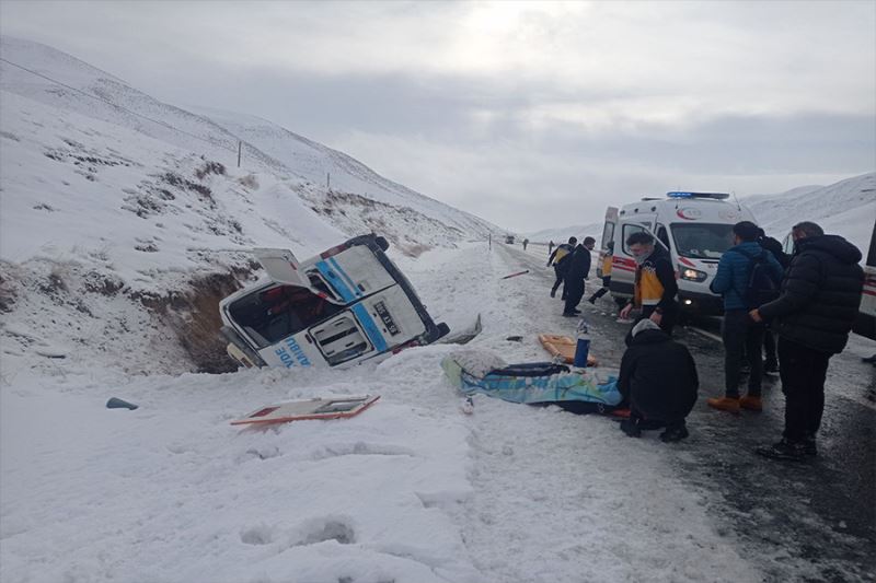 Evde bakım hizmeti alan kadını hastaneye götüren ambulans şarampole yuvarlandı