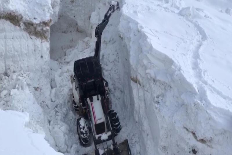 İş makinelerinin boyunu aşan karda zorlu mücadele