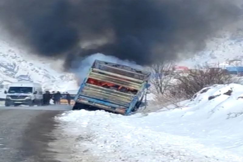 Kamyon alev alev yandı, karayolu trafiğe kapandı