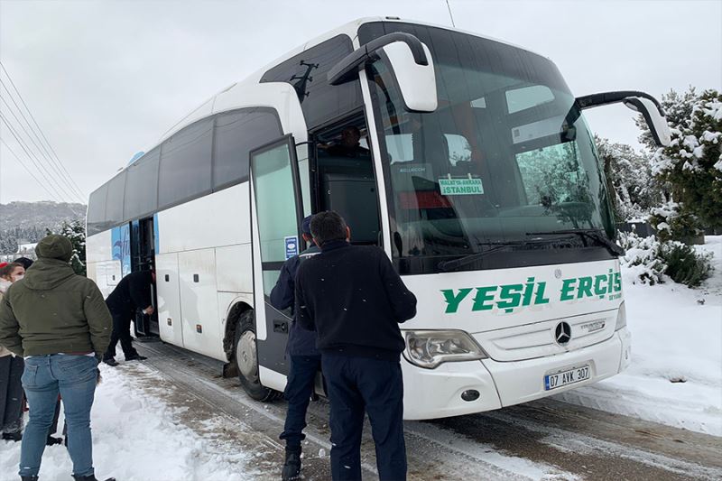 Karda mahsur kalan yolcular Altınova’da misafir edildi