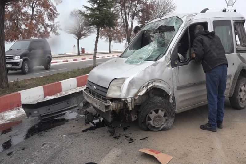 Köpeklere çarpmamak için manevra yaptı, kamyonet yan yattı 6 yaralı