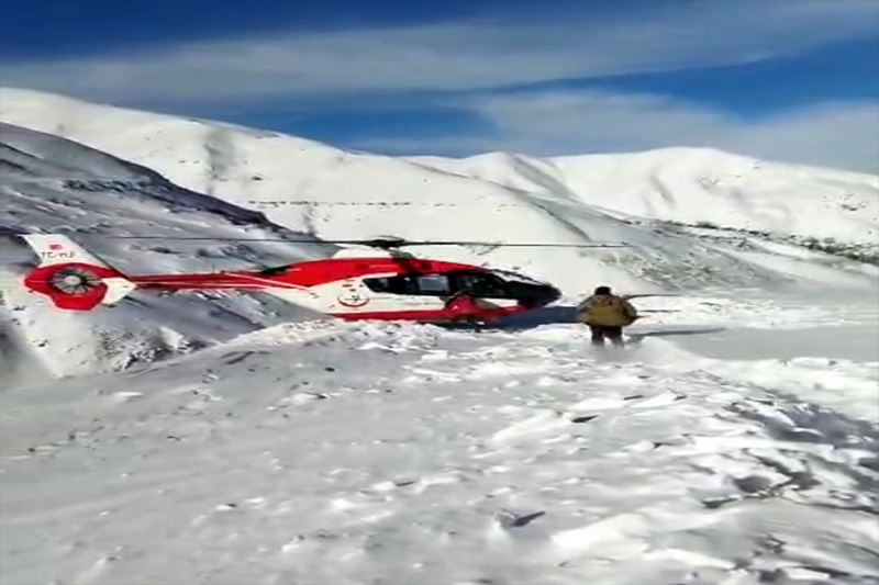 Köylülerin küreklerle yaptığı piste indirilen helikopterle doğum hastası kadın kurtarıldı