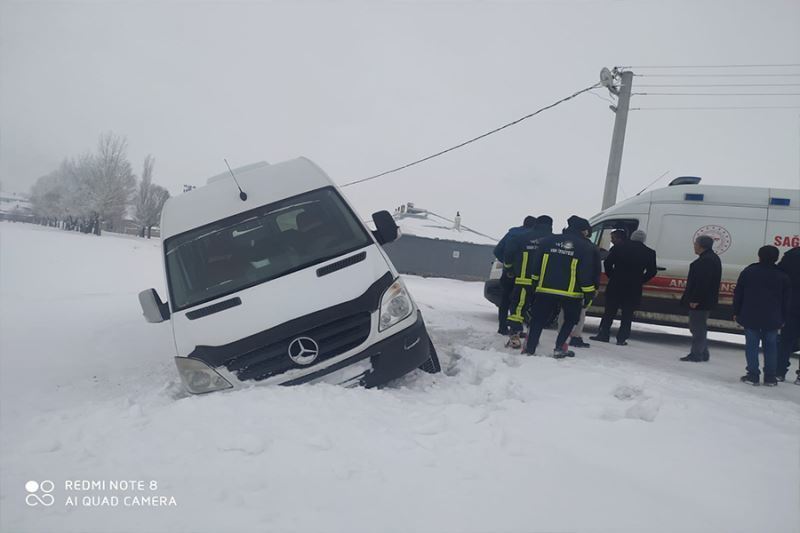 Minibüs kontrolden çıktı 1 yaralı