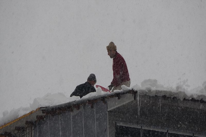 Muş’ta işçilerin çatılarda tehlikeli kar temizliği başladı