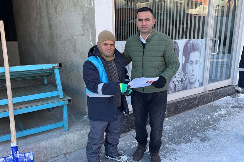 Öğretmen öğrencisinin karnesini velisine teslim etti