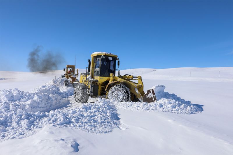 Van Büyükşehir Belediyesi eksi 30 derecede karla mücadele çalışması yapıyor
