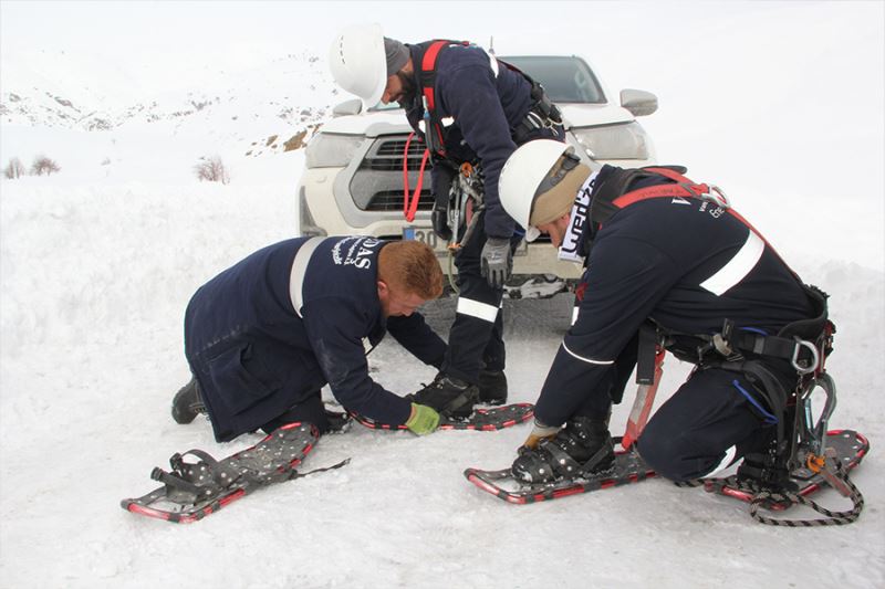 VEDAŞ’ın kar timi zorlu coğrafyada arızaları onarıyor